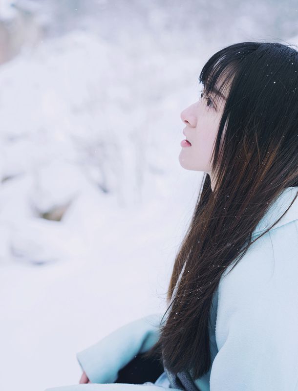 “痛，轻点”，老婆闺蜜低声的哀求，他有些不忍心了